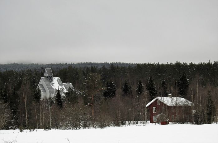To sentrale bygg i Jordet. Skogkatedralen (Nordre Trysil kirke fra 2000 og Nyjordet (Halvorsen) fra 1898.